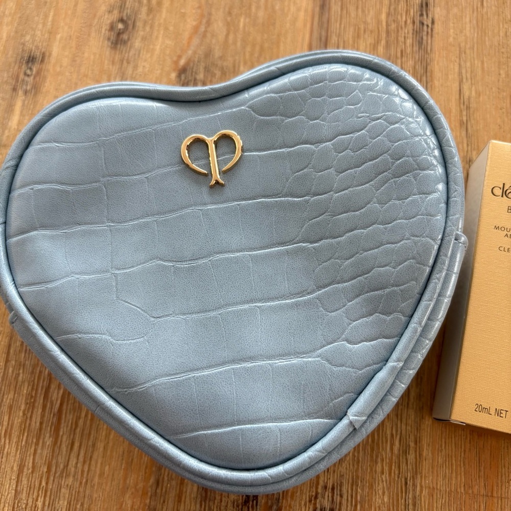 Cle de peau Makeup Bag and Travel Cleanser Duo - Picture 3 of 8